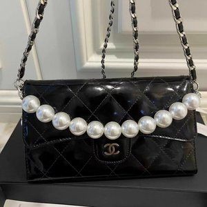 CHANEL Pearl chain covered in patent leather